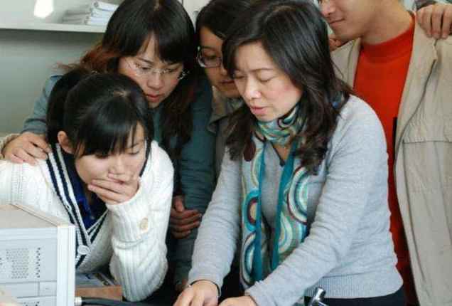 上海教师工资条走红，多地教师纷纷晒出收入比惨，网友：过分了